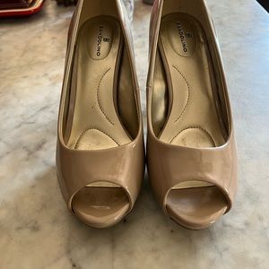 Bandolino Rainaa peep toe pump. Natural patent leather. Size 6.5M